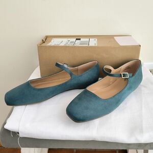 NIB Journee Collection Carrie faux suede mary jane flats
